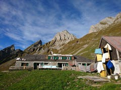 Betten sonnen auf der Altenalp. (Bild: Edi Walt)