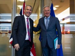 Der britische Brexit-Minister Stephen Barclay (l.) und EU-Brexit-Unterhändler Michel Barnier glauben daran, dass eine Vereinbarung in den kommenden Tagne möglich ist. (Bild: KEYSTONE/EPA AP POOL/FRANCISCO SECO / POOL)