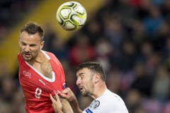 Der irische Verteidiger Enda Stevens zieht den Schweizer Stürmer Haris Seferovic am Trikot. Bild: Keystone/Laurent Gillieron (Genf, 15. Oktober 2019)