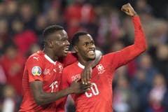 Die beiden Mittelfeldspieler Denis Zakaria (links) und Edimilson Fernandes feiern das Tor zum 2:0 für die Schweiz. Erzielt hat den zweiten Treffer Fernandes. Bild: Keystone/Laurent Gillieron (Genf, 15. Oktober 2019)