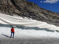 Effekt der Gletscher-Abdeckung an der Zunge des Rhonegletschers: Innerhalb von 13 Monaten wurden etwa vier Meter an Eisschmelze eingespart. (Bild: M. Huss)