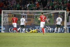 In der 16. Minute landet der Ball im Tor des der irischen Goalies Darren Randolph (Mitte). Auch der irische Verteidiger Enda Stevens, 2nd left und der irische Mittelfeldspieler James McClean, right sind machtlos. Bild: KEYSTONE/Salvatore Di Nolfi (Genf, 15. Oktober 2019)