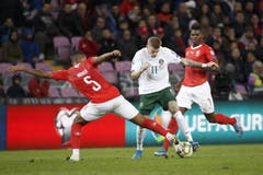 Der Schweizer Verteidiger Manuel Akanji (links) kämpft um den Ball gegen Irlands Mittelfeldspieler James McClean. Auf den Fersen von James McClean ist der Schweizer Spieler Breel Embolo. Bild: Keystone/Salvatore Di Nolfi (Genf, 15. Oktober 2019)