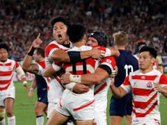 Japans Rugby-Nationalteam im Freudentaumel: Die «Brave Blossoms» stehen erstmals im WM-Viertelfinal (Bild: KEYSTONE/AP/CHRISTOPHE ENA)