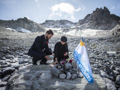 Ende September gab es eine Gedenkfeier für den sterbenden Pizolgletscher. Als erster Gletscher mit langjähriger Messreihe musste er aus dem Messnetz gestrichen werden. (Bild: KEYSTONE/GIAN EHRENZELLER)