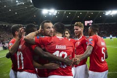 Seine Teamkollegen beglückwünschen den Schweizer Torschützen Haris Seferovic (Mitte) zum 1:0. Bild: Keystone/Jean-Christophe Bott (Genf, 15. Oktober 2019)