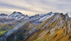Herbstliches Alpsteinpanorama - von den Altenalptürmen über den Säntis bis zum Altmann. (Bild: Franz Gerhard)