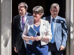 Arlene Foster (Mitte), Chefin der nordirischen DUP: Ihre Partei könnte am Schluss das Zünglein an der Wage sein, um das Brexit-Abkommen durchs britische Unterhaus zu bekommen. (Bild: KEYSTONE/EPA/WILL OLIVER)