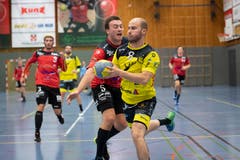 Jan Gwerder (Nummer 8) von St.Otmar ist mit acht Toren der beste Torschütze des Spiels.
