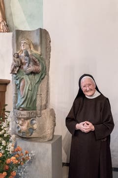 Frau Mutter Sr. Maria Nicola Schmucki neben dem Grundstein.
