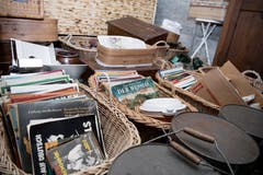 An einem Flohmarkt dürfen auch die Schallplatten nicht fehlen.