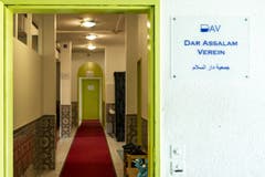 Der Eingang der Moschee Dar Assalam. (Bild: Keystone/Alexandra Wey, Kriens, 16. Oktober 2019)