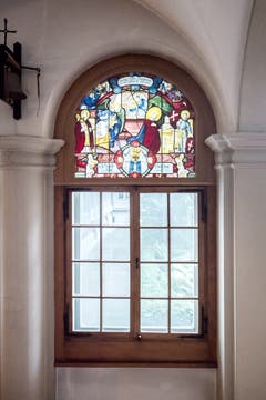 Eine Glasmalerei des Künstlers Jakob Wegmann im Kreuzgang.
