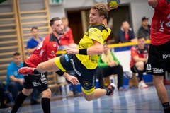 Keiner kann St.Gallens Tobias Wetzel (Nummer 24) halten.