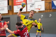 St.Otmars Wetzel und versucht gegen Kreuzlingens Fabian Schneider (Nummer 29) durchzukommen.