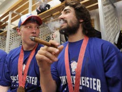 2012 rauchte er die Meisterzigarre mit ZSC-Lions-Teamkollege Ronalds Kenins (Bild: KEYSTONE/LUKAS LEHMANN)