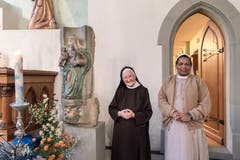 Frau Mutter Sr. Maria Nicola Schmucki (links) und Sr. Avelina Wisso Ignace neben dem Grundstein des ersten Klosters St. Anna. (Bilder: Pius Amrein)