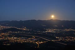 Aufgang des Vollmondes über dem Hohen Freschen mit Blick auf das Schweizer und Österreichische Rheintal. Im Vordergrund liegt Oberriet. (Bild: Thomas Schmidle)