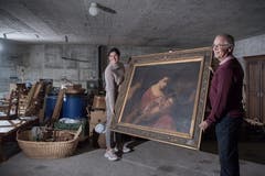 María Fernanda Salvador und Pius Fölmli, ebenfalls Stiftungsrat, mit einem Gemälde aus dem Archiv des Klosters.