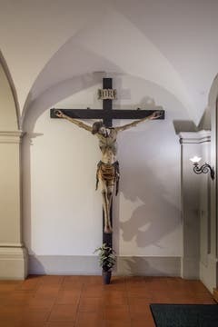 Lebensgrosse Figur von Jesus am Kreuz. Gelangte von der Hofkirche St. Leodegar ins Kloster St. Anna. Wahrscheinlich in Deutschland gefertigt.