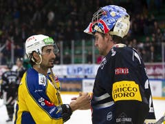 Auch vom Gegner gabs am Dienstag viel Respekt: Andres Ambühl mit Fribourg-Goalie Reto Berra. 2013 gewannen die beiden gemeinsam WM-Silber (Bild: KEYSTONE/PETER KLAUNZER)