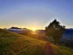 Goldener Sonnenaufgang an einem sonnigen Herbsttag auf dem Sonnenberg. (Bild: Urs Gutfleisch, Sonnenberg, 16. Oktober 2019)