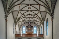 Orgel und Decke der öffentlichen Kirche.