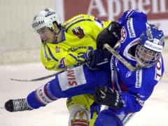 Der Anfang: Andres Anbühl (li.) in seiner ersten Saison mit dem HC Davos. Im Frühling feierte er gleich seinen ersten von bislang sechs Meistertiteln (Bild: KEYSTONE/JUERGEN STAIGER)