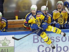Auch im 1000. NLA-Spiel am Dienstagabend in Freiburg war HCD-Captain Ambühl mit vollem Einsatz engagiert - auch wenn am Ende eine 2:4-Niederlage resultierte (Bild: KEYSTONE/PETER KLAUNZER)