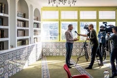 Petrit Alimi wird interviewt.