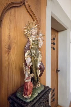Skulptur der Heiligen Anna selbdritt.
