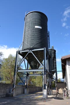 In diesen beiden Holzsilos lagern insgesamt 700 Tonnen Salz. (Bild: Lucien Rahm, Flüelen, 7. Oktober 2019)