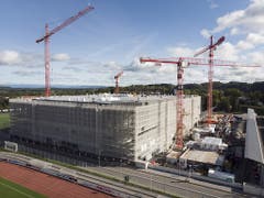 Die Patinoire St-Léonard ist im Moment eine grosse Baustelle. Aussen... (Bild: KEYSTONE/ANTHONY ANEX)