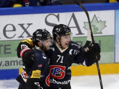 Aufwärtstrend bestätigt: Doppel-Torschütze Killian Mottet (re.) jubelt mit Ryan Gunderson über den 4:2-Sieg am Samstagabend gegen Davos (Bild: KEYSTONE/PETER KLAUNZER)