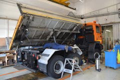 Ein AfBN-Mechaniker unterzieht das Innere eines Lastwagens einem näheren Blick. (Bild: Lucien Rahm, Flüelen, 7. Oktober 2019)