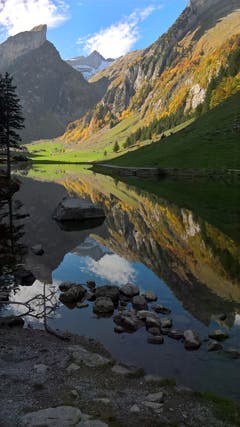 Herbstliches Panorama am Seealpsee. (Bild: Katrin Lang)