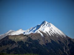 Der Haldigrat und der Brisen bereiten uns ganz behutsam auf den nahenden Winter vor. (Bild: Margrith Imhof-Röthlin, Gummenalp, 16. Oktober 2019)