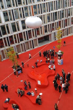 Raiffeisen, St. Gallen Die rote Stadtlounge von Pipilotti Rist und Carlos Martinez macht die Bankbauten aus den 1970er-Jahren attraktiver.Bild: Keystone