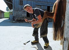 Marc Roth ist im zweiten Lehrjahr zum Hufschmied. (Bild: Michael Hug)