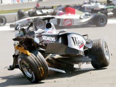 Nach einem Jahr bei Sauber wechselte Räikkönen für fünf Saisons zu McLaren-Mercedes. Seine Bilanz bei den Silberpfeilen: 9 Siege, WM-Zweiter 2003 und 2005. Hier kam er bei einem Unfall 2003 im Grand Prix von Deutschland mit dem Schrecken davon (Bild: KEYSTONE/AP/THOMAS KIENZLE)