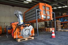 Dieser Sole-Tank (rechts) wird später auf einen Lastwagen montiert. Links ist eine Schneefräse zu sehen. (Bild: Lucien Rahm, Flüelen, 7. Oktober 2019)
