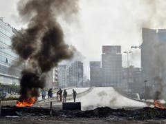 Aus Protest gegen die Regierung haben Demonstranten in Beirut Strassenbarrikaden errichtet und Pneus angezündet. (Bild: KEYSTONE/EPA/WAEL HAMZEH)