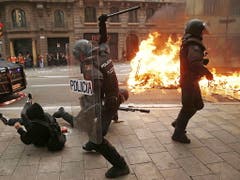 Nicht zimperlich: die Polizei in der katalanischen Hauptstadt verschafft sich unmisverständlich Geltung. (Bild: KEYSTONE/EPA EFE/JESUS DIGES)