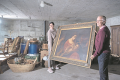 María Fernanda Salvador und Pius Fölmli, Mitglieder des Stiftungsrates St. Anna, mit einem Muttergottes- und Jesuskind-Gemälde, das am Antiquitätenmarkt am Samstag erworben werden kann. (Bilder: Pius Amrein, Luzern, 15. Oktober 2019)