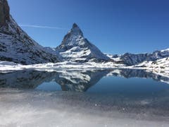 Bezauberndes Erlebnis: Das Matterhorn spiegelt sich im Riffelsee, unterhalb des Gornergrats. (Bild: Ursi Trinkler, Zermatt, 16. Oktober 2019)