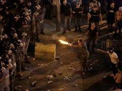 Die Anti-Regierungsdemonstration in Beirut schlägt in gewalttätige Proteste um. (Bild: KEYSTONE/AP/HASSAN AMMAR)