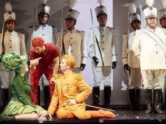 Kunterbunt und luftig-leicht: Rossinis «Il Barbiere di Siviglia» in Bern. (Bild: Annette Boutellier)