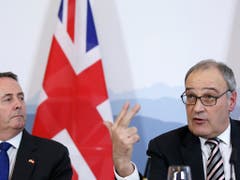 Die Schweiz und Grossbritannien haben sich auf die Zeit nach einem No-Deal Brexit vorbereitet: Der britische Handelsminister (links) und Bundesrat Guy Parmelin unterzeichneten im Februar ein Handelsabkommen. (Bild: KEYSTONE/PETER KLAUNZER)