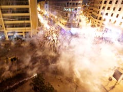 Die Polizei reagiert mit Tränengas auf Proteste gegen die Regierung im Libanon. (Bild: KEYSTONE/AP/HASSAN AMMAR)