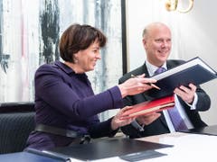 Bereits im Dezember letzten Jahres unterzeichneten die damalige Bundesrätin Doris Leuthard und der britische Transportminister Chris Grayling ein Luftverkehrsabkommen für den Fall eines No-Deal Brexit. (Bild: KEYSTONE/ENNIO LEANZA)